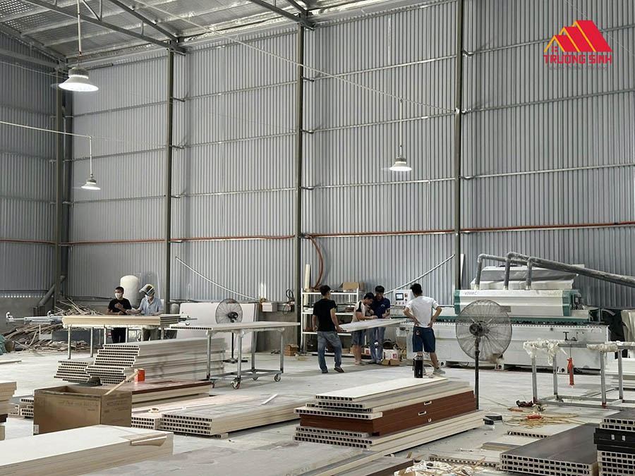 Sản xuất cửa nhựa Composite tại xưởng